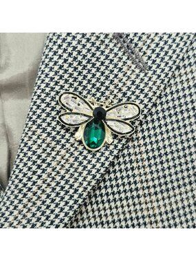 ⭐Gold Tone Rhinestone Green Emerald Fly Brooch Pin Animal Insect Vintage Vibes⭐